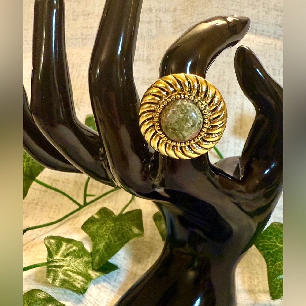 New Vintage-Inspired Adjustable Statement Ring: Gold Tone with Green Cabochon - Picture 3 of 6